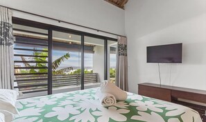 1 bedroom, iron/ironing board, travel cot, WiFi - Shoreline Haven: 1BR Bungalow by the Sea in Moorea (Moorea)