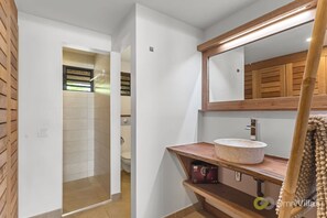 Ducha, secador de pelo y toallas