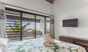 5 bedrooms, iron/ironing board, travel crib, WiFi - Seaside Paradise: 6BR Beachfront Haven in Moorea (Moorea)