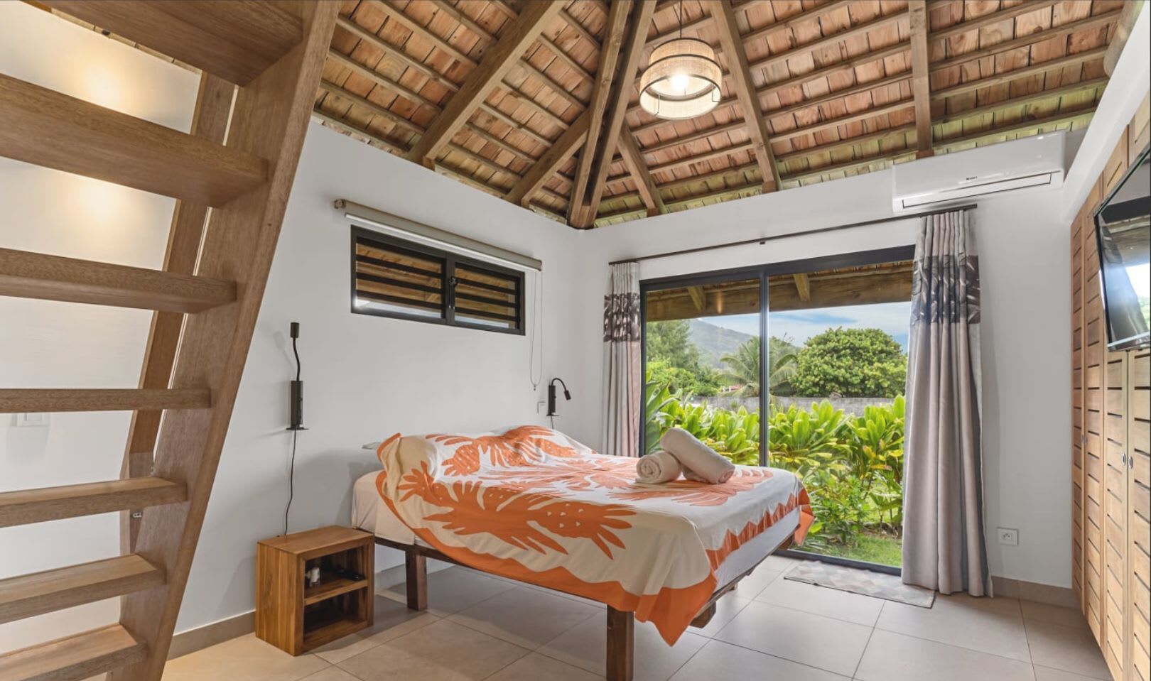 5 habitaciones, tabla de planchar con plancha, cuna de viaje y wifi 