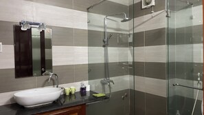 Hair dryer, bidet, towels, soap - 3-bedroom townhome in enchanting Đà Nẵng with WiFi, AC, fitness room (Đà Nẵng)