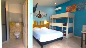 Un dormitorio con literas, un inodoro y una zona de ducha.