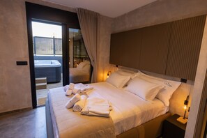 Hotelkamer met een groot bed, nachtkastje met lamp, en uitzicht door een glazen deur op een buitenruimte.