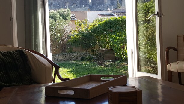 Una stanza con vista su un muro di pietra storico e sulla vegetazione circostante.