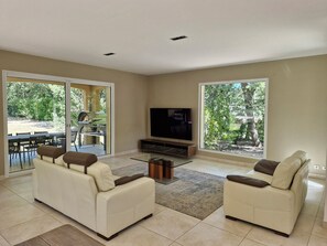 Televisie, tafelvoetbal, een tafeltennistafel en een computerscherm