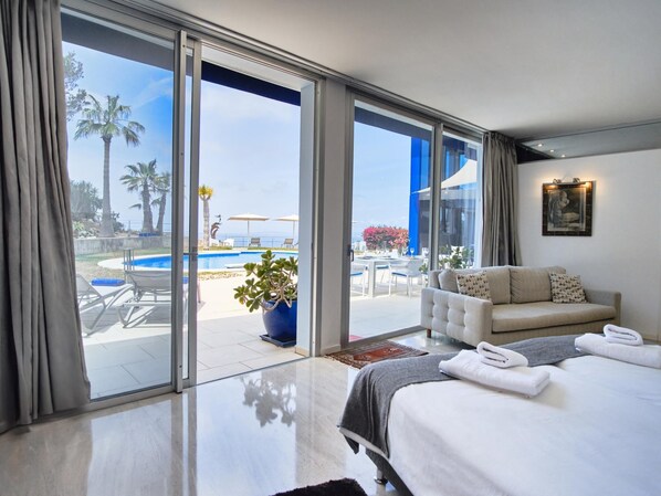 5 bedrooms, iron/ironing board, Internet, bed sheets