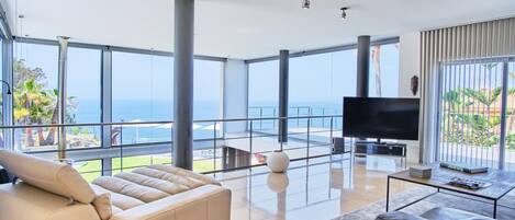 Fernseher, Kamin, Stereoanlage