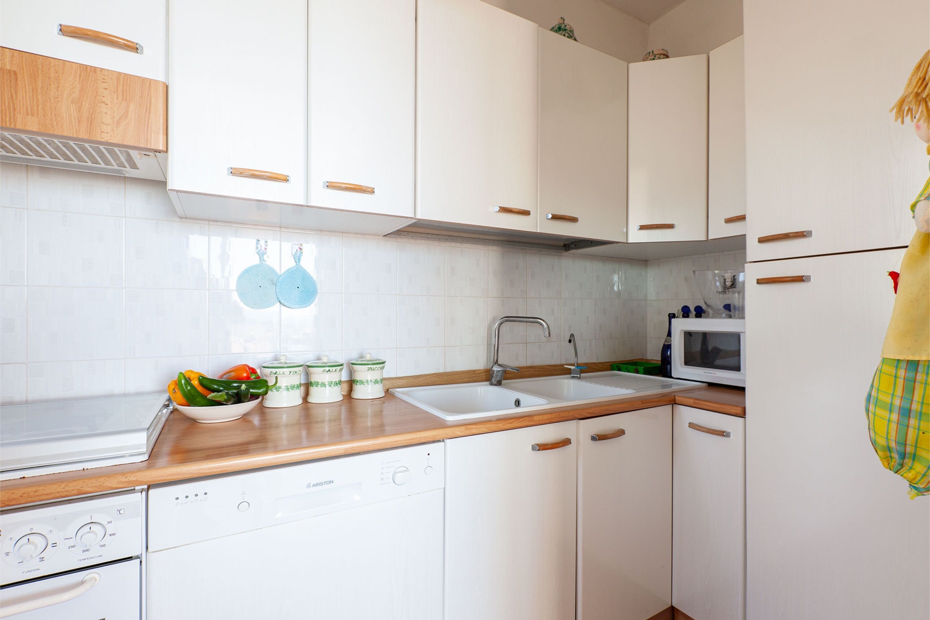 Køleskab, mikrobølgeovn, ovn, kogeplade