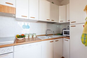 電冰箱、微波爐、烤箱、爐台