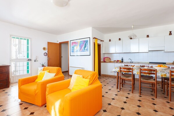 21-inch flat-screen TV with cable channels, TV - Villa Giorgisa Apartment 1 Pool Sea View (Ugento)