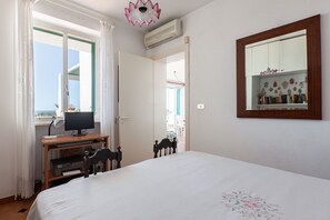 Standard-talo, 4 makuuhuonetta, 2 kylpyhuonetta (Villa Giorgisa Apartment 1 Pool Sea) | 4 makuuhuonetta, ilmainen Wi-Fi, vuodevaatteet