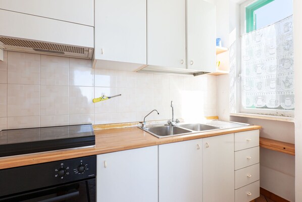 Kylskåp, mikrovågsugn, ugn och spishäll