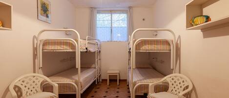 4 間臥室、免費無線上網、床單