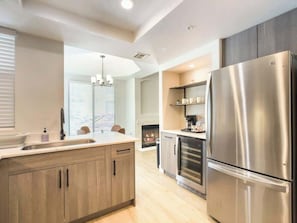 Refrigerador, microondas, horno, placa de cocina