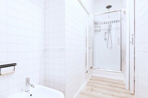 Dusche, Haartrockner, Bidet, Handtücher