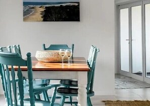 Dining - Glossies Coastal Retreat - Relax and Escape, Pets OK (Valla Beach)