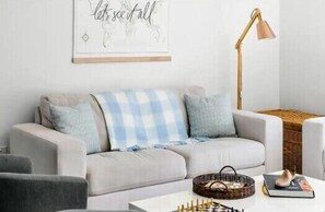 TV - Glossies Coastal Retreat - Relax and Escape, Pets OK (Valla Beach)