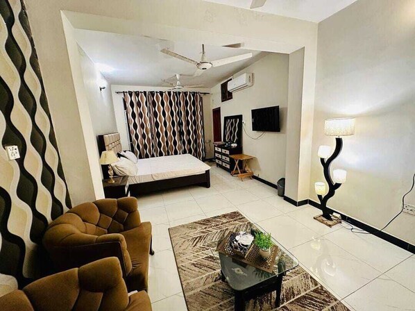 6 bedrooms, WiFi, bed sheets