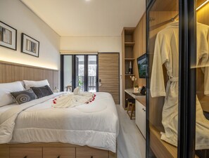 6 chambres, coffres-forts dans les chambres, bureau