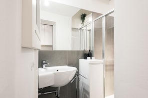 Dusche, Haartrockner, Bidet, Handtücher