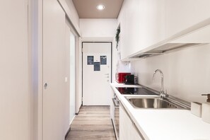 Een koelkast, een oven, een kookplaat, een vaatwasser