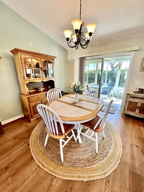 Dining - Suncatcher on the Loop - 2/2 w/ Golf Cart in The Village of Lynnhaven (The Villages)