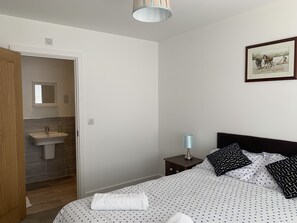 4 makuuhuonetta, työpöytä, silitysrauta/-lauta, vauvan matkasänky