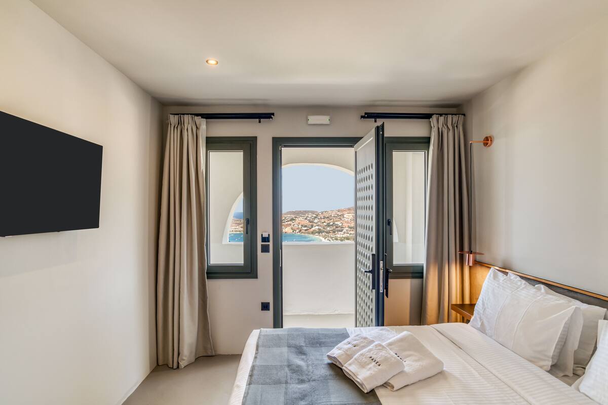 Double Room with Sea View | 房內夾萬、遮光窗簾/窗簾、隔音、熨斗/熨衫板