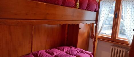 2 bedrooms, bed sheets