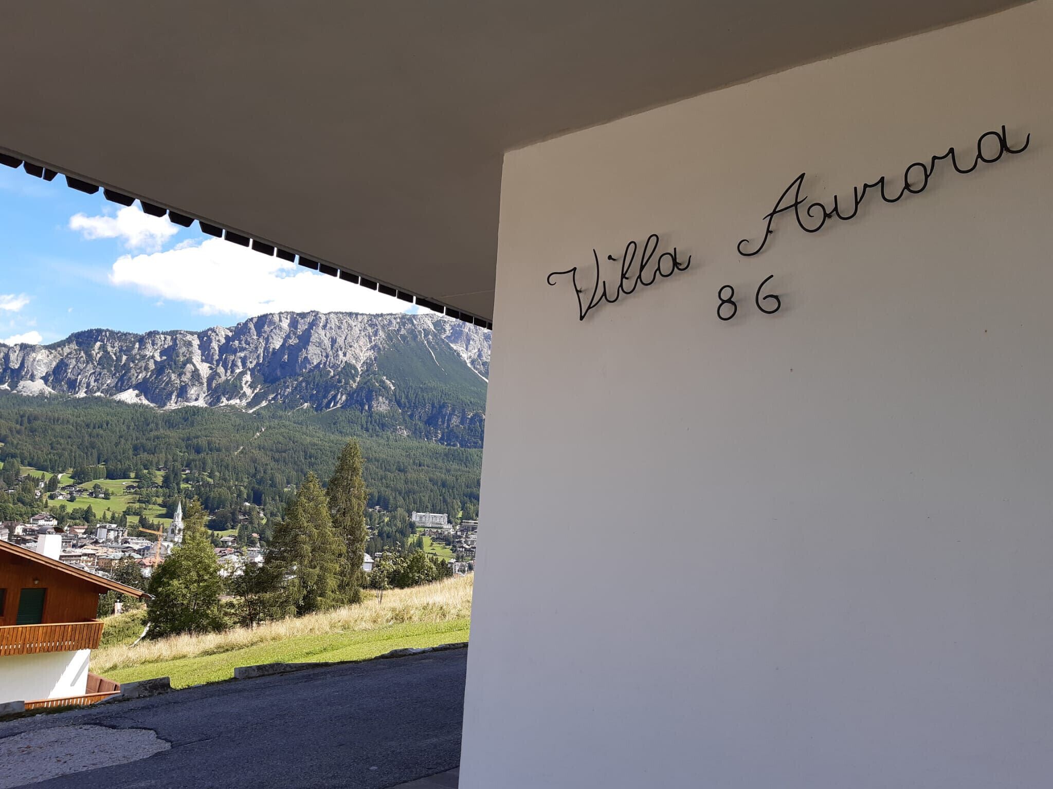 Vista de la montaña con Villa Aurora 86.