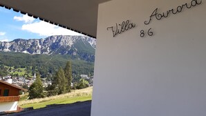 Blick auf Berge, mit Villa Aurora 86.