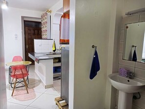 Business Apartment | Bathroom | Shower, rainfall showerhead, free toiletries, bidet - Lux Suites La Vida Startup Apartment (Mombasa)