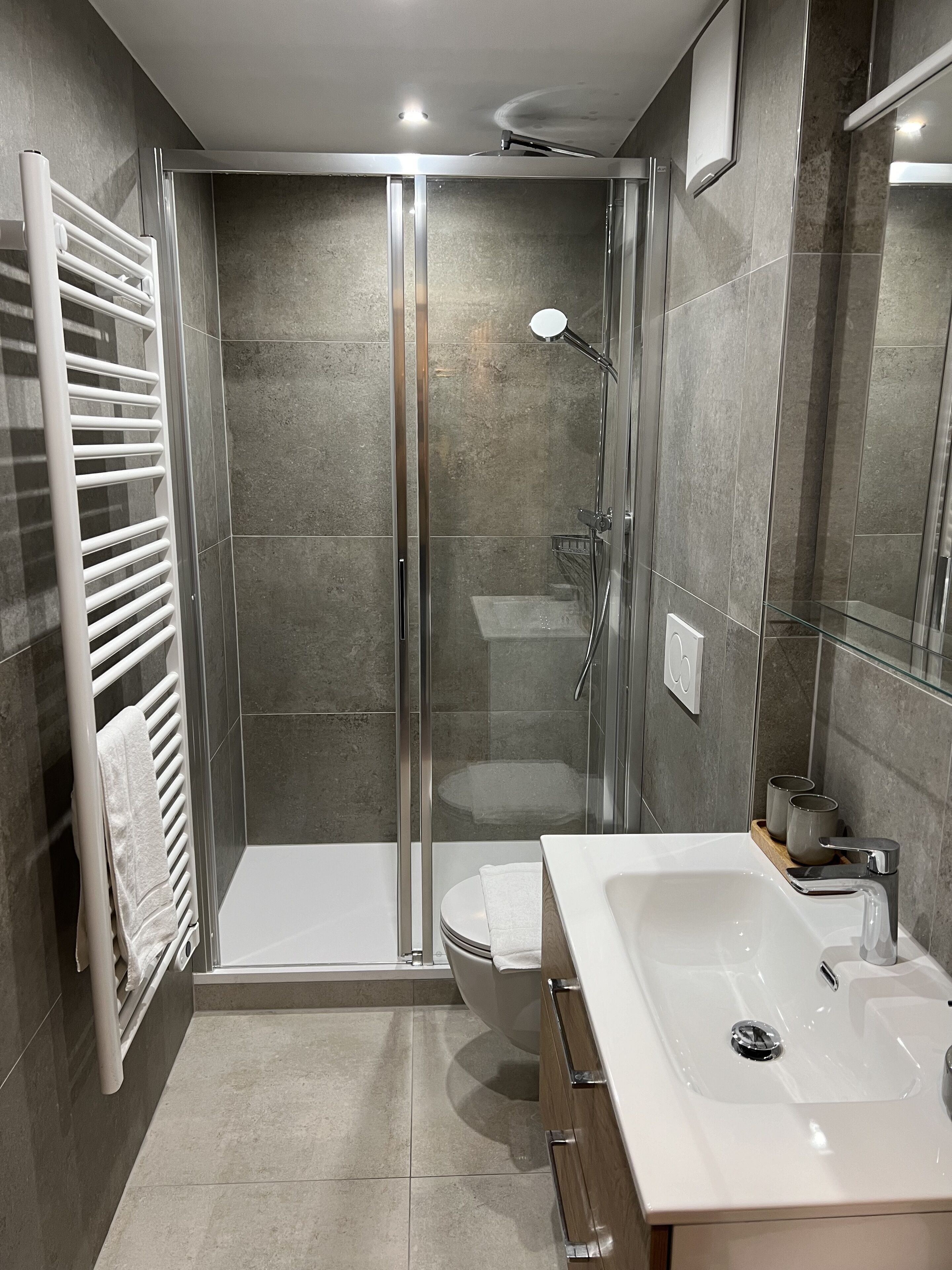 Douche, sèche-cheveux, serviettes fournies, savon