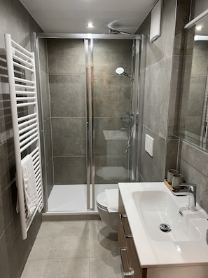 Shower, hair dryer, towels, soap - Ferienapartment Direkt am Wunderschönen Thiersee (Vorderthiersee)