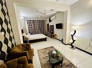 6 bedrooms, iron/ironing board, WiFi, bed sheets