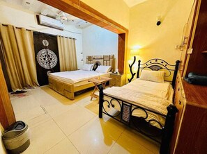 6 slaapkamers, een strijkplank/strijkijzer, wifi, beddengoed