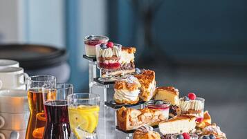 Una presentació de postres amb diferents pastissos i begudes.
