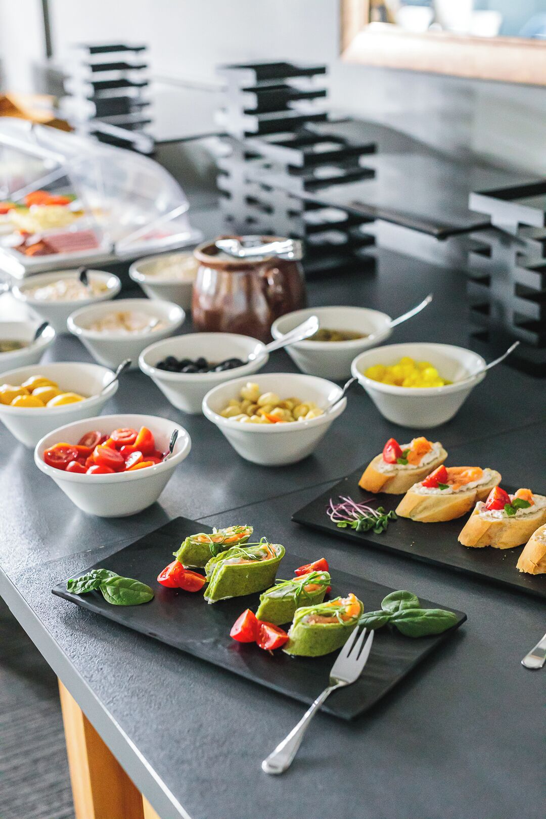 Una mesa de buffet con diversas opciones de comida y una cafetera.
