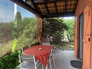 Outdoor dining - Independent cottage between sea and countryside - France - Occitanie - Hérault (Pailhes)