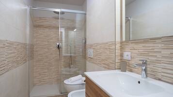 Dusche, kostenlose Toilettenartikel, Haartrockner, Bidet