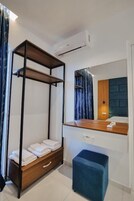 Habitación triple Deluxe, vistas al mar | Wifi gratis y ropa de cama