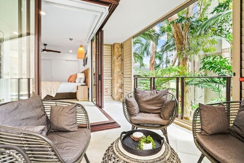 234 Temple Tranquility: Triton Retreat- Luxury Palm Cove Apartment with Resort Pool & Oversized Balcony