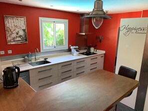 Een koelkast, een magnetron, een oven, een kookplaat