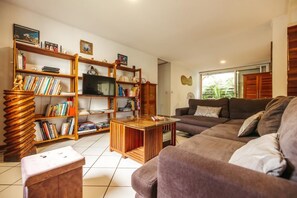 Een smart-tv en boeken