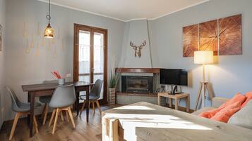 Smart TV, fireplace