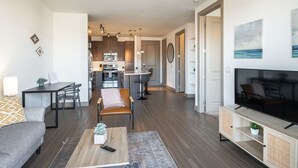 Un apartamento moderno con sala de estar, comedor y cocina.