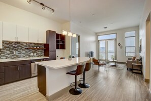 Departamento | Cocina privada | Refrigerador, microondas, horno y parrilla de estufa 