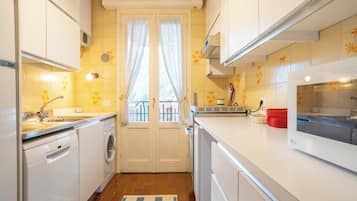 KĂŒhlschrank, Mikrowelle, Ofen, Herdplatte