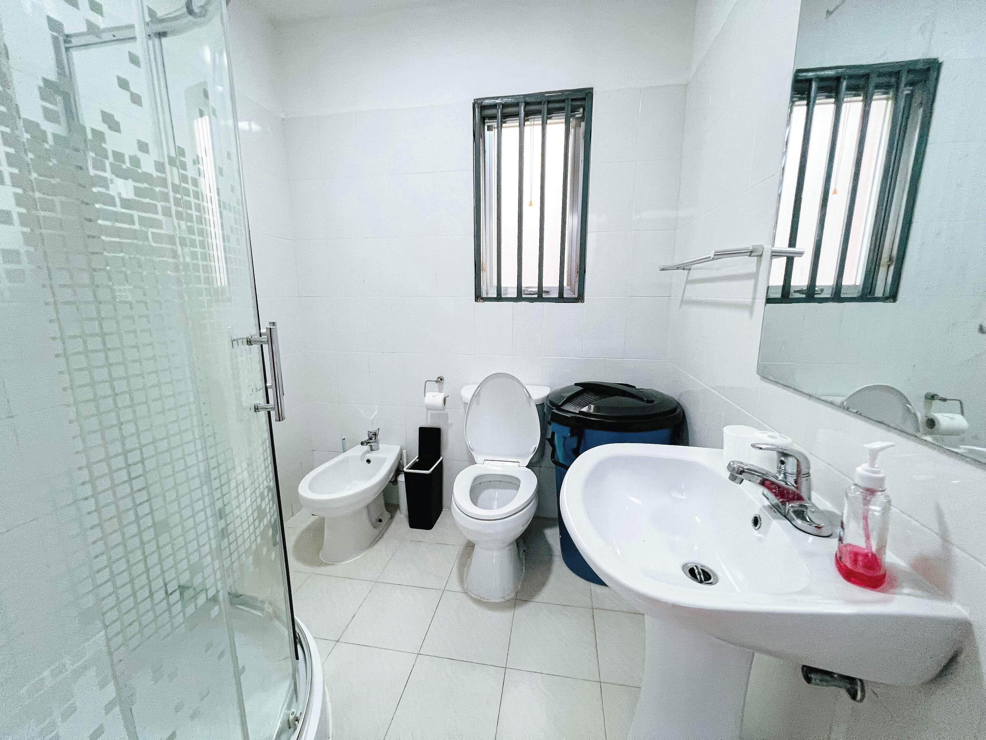 Apartment | Badezimmer | Duschwanne, Komfortbadewanne, Handtücher