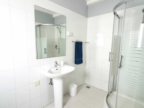 Apartment | Bilik Mandi | Gabungan pancuran/tab mandi, tab mandi rendaman dalam, tuala disediakan 